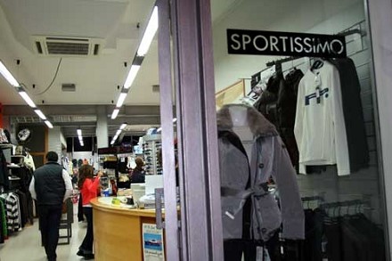 Abbigliamento Sportissimo - capi in vetrina