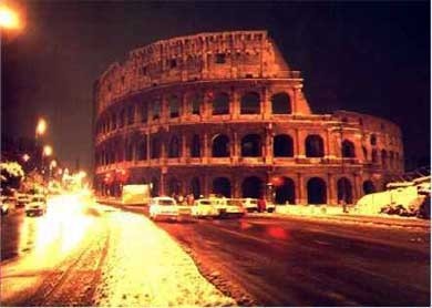 Roma e il Colosseo: notturna di via dei Fori Imperiali