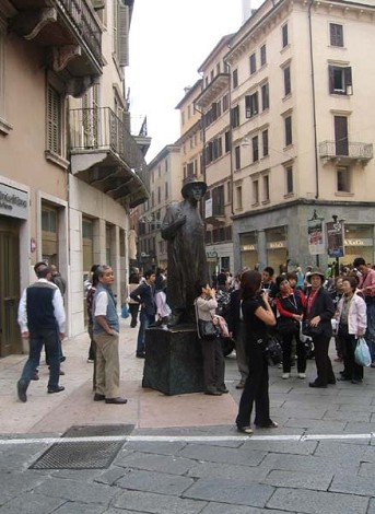 statua in piazza Erbe