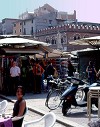 Verona: le bancarelle in Piazza Brà