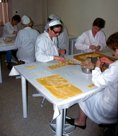 preparazione dei tipici tortellini a Valeggio