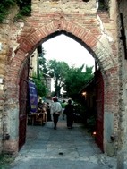 arco di ingresso al castello di Montefiorino