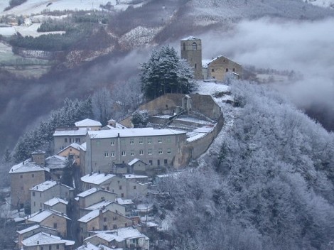 paesaggi invernali: il castello di Montecreto