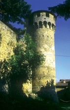 torrione del castello di Monfestino nel territorio di Serramazzoni