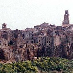 il caratteristico borgo di Pitigliano