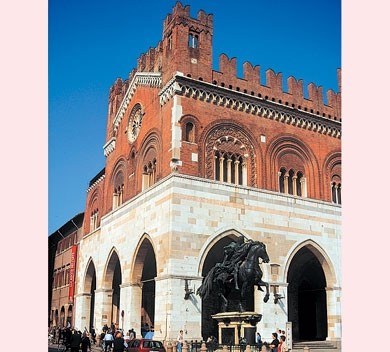 Palazzo Gotico e la statua equestre a Piacenza