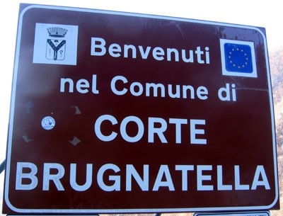 cartello di benvenuto a Corte Brugnatella