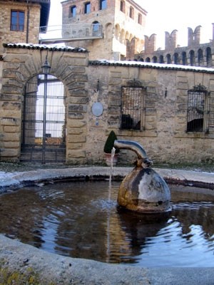 fontana all'interno del castello di Vigoleno