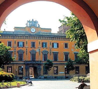 Palazzo Vescovile visto dai portici di Piazza Duoma a Piacenza