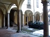 colonne e portici di Palazzo Costa a Piacenza 