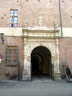 ingresso del Palazzo del Tribunale di Piacenza