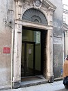 ingresso della Biblioteca Comunale Passerini Landi accanto alla chiesa di San Pietro a Piacenza