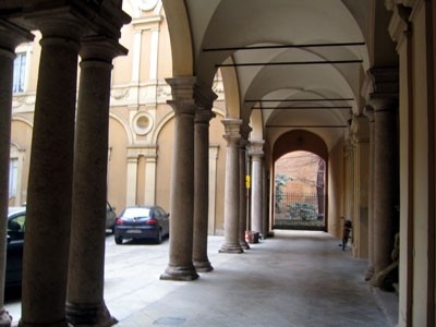 portici a Palazzo Malvicini a Piacenza