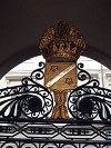 stemma sul cancello di Palazzo Scotti in via San Siro a Piacenza