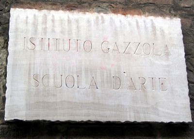insegna dell'Istituto d'Arte Gazzola a Piacenza