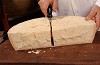 taglio del formaggio Grana Padano