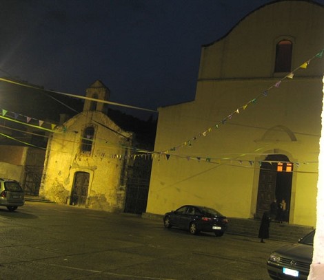 Piazza della chiesa con le luci della sera a Bari Sardo