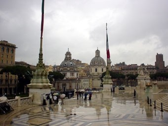 scorci romani sotto la pioggia