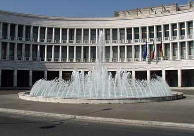 Roma quartiere EUR: fontana e Piazza Imperiale