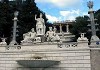 Monumenti romani: statua e scalinata